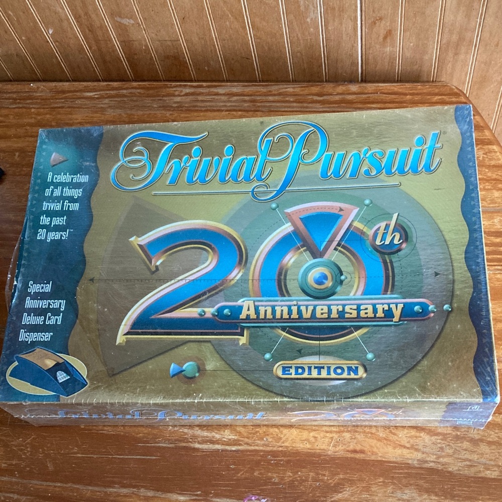 Hasbro Trivial Pursuit 20th Anniversary Edition - Blue and Gold